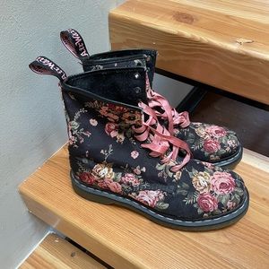 DR MARTENS FLORAL BOOT!!!! Womens combat boot size 9